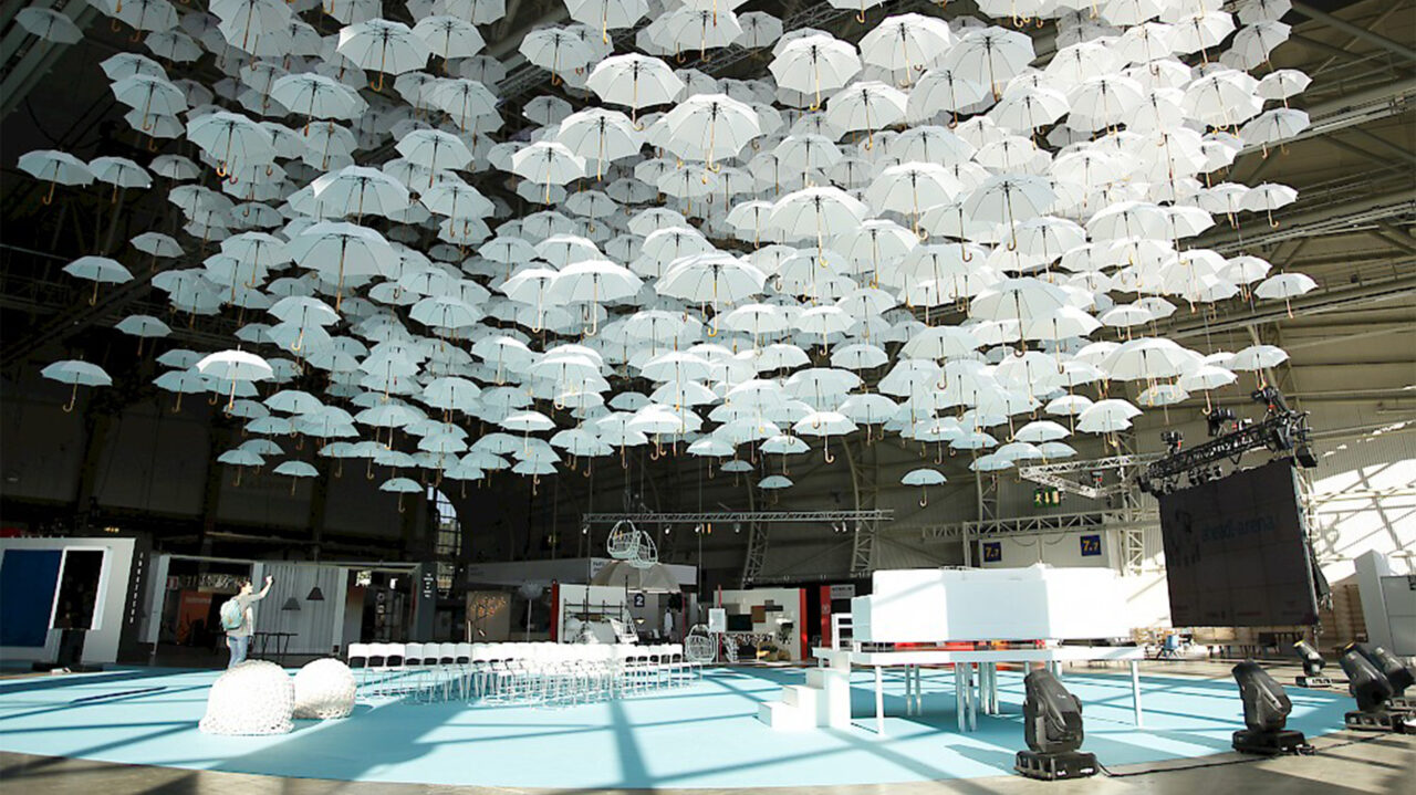 Ahead-areenan yllä leijuu tuhansia sateenvarjoja läpinäkyvien narujen varassa