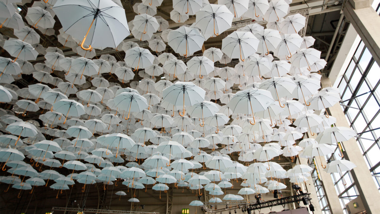 Tuhansia sateenvarjoja roikkuu katosta