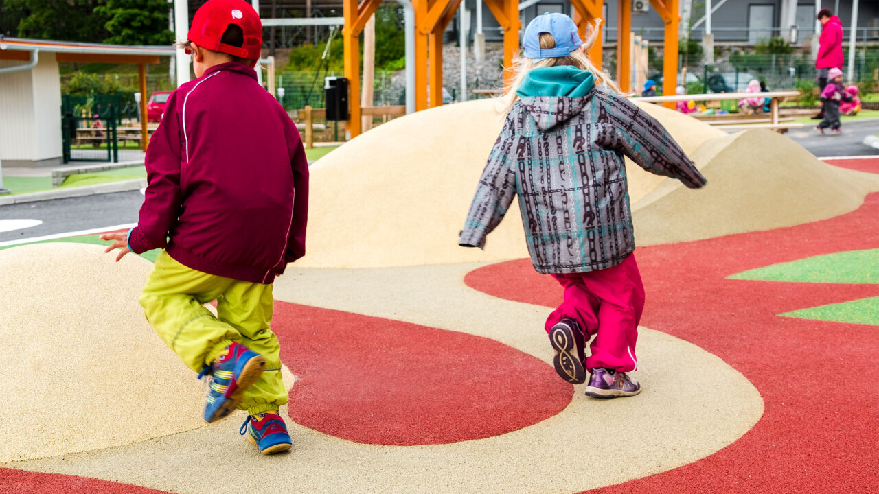 Leikkipaikan Joutsen-veistoksen kaula toimii polkuna, jota pitkin päiväkodin lapset juoksevat.