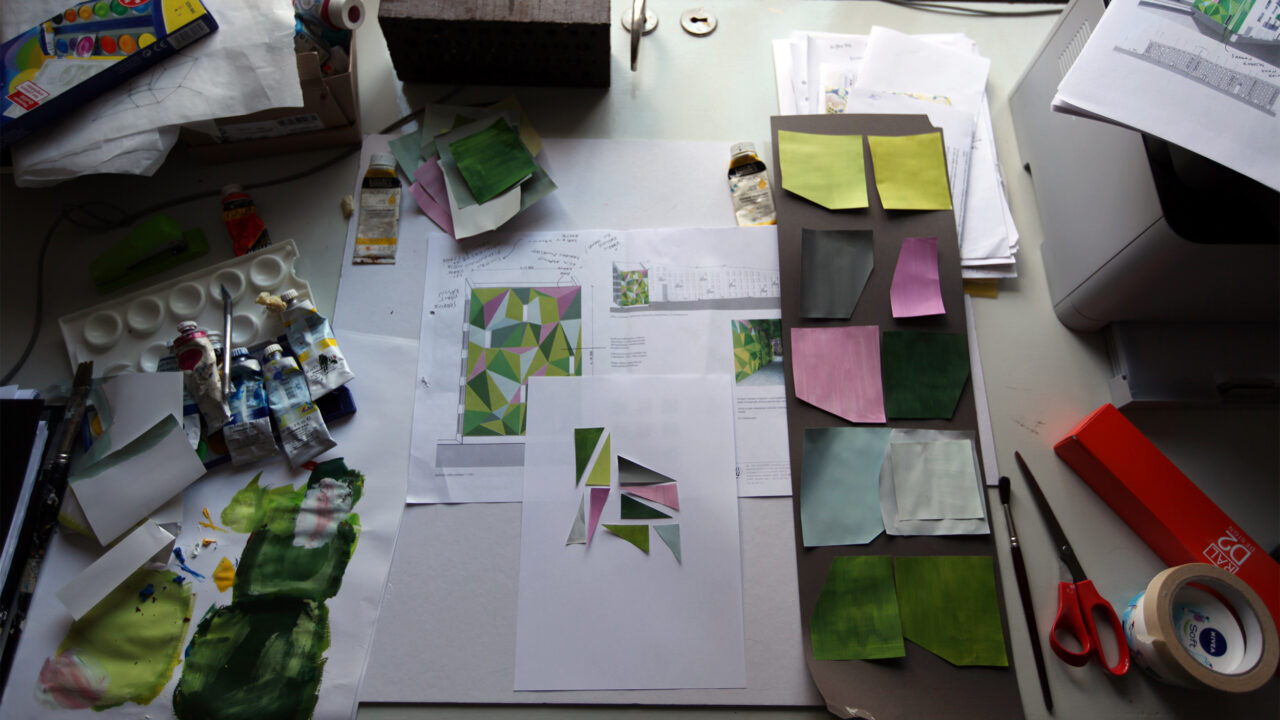 Kuva Kaisa Berryn työpöydästä suunnitteluprosessin aikana. Pöydällä luonnoksia väreistä ja muodoista.