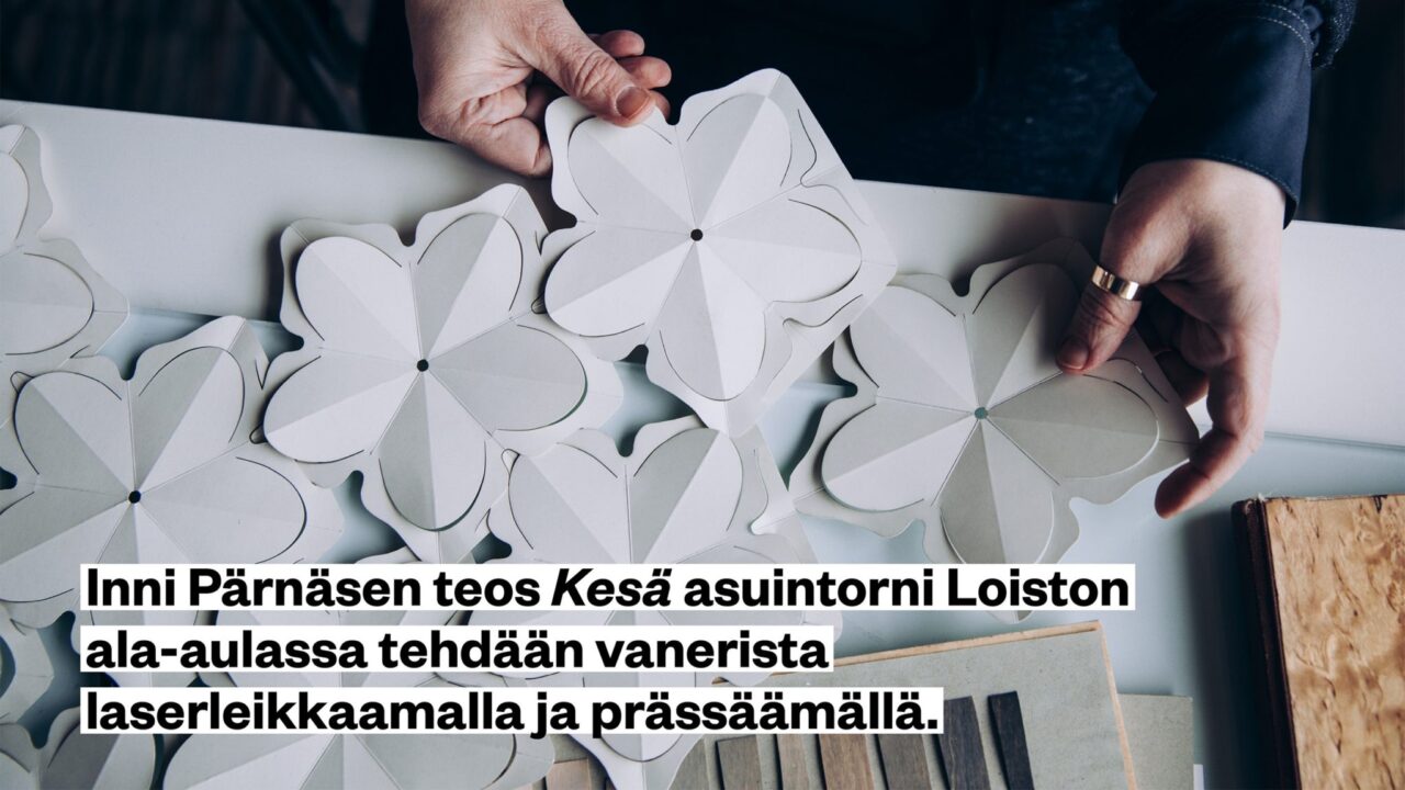 Inni Pärnäsen teos Kesä asuintorni Loiston ala-aulassa tehdään vanerista laserleikkaamalla ja prässäämällä. Teos koostuu kukannäköisistä leikatuista osista.